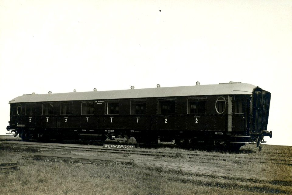 HUA-164566-Afbeelding van het fabrieksnieuwe rijtuig nr. AB 7204 (serie AB 7201-7221), bestemd voor de N.S., bij Werkspoor te Zuilen