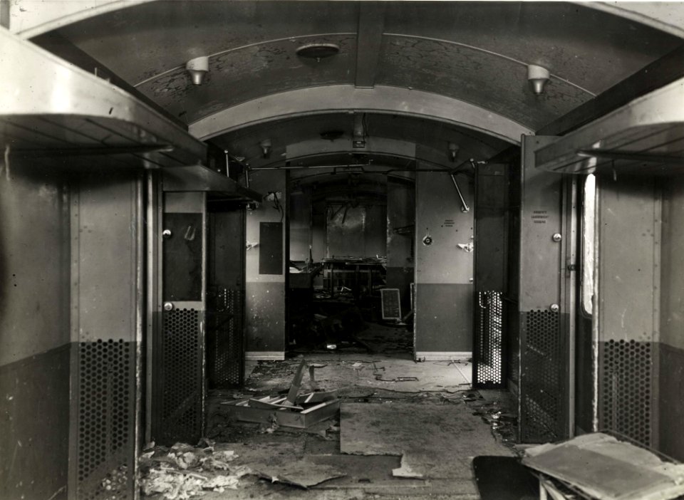 HUA-163514-Interieur van een tijdens de oorlog vernield stroomlijnpostrijtuig Pec van de NS
