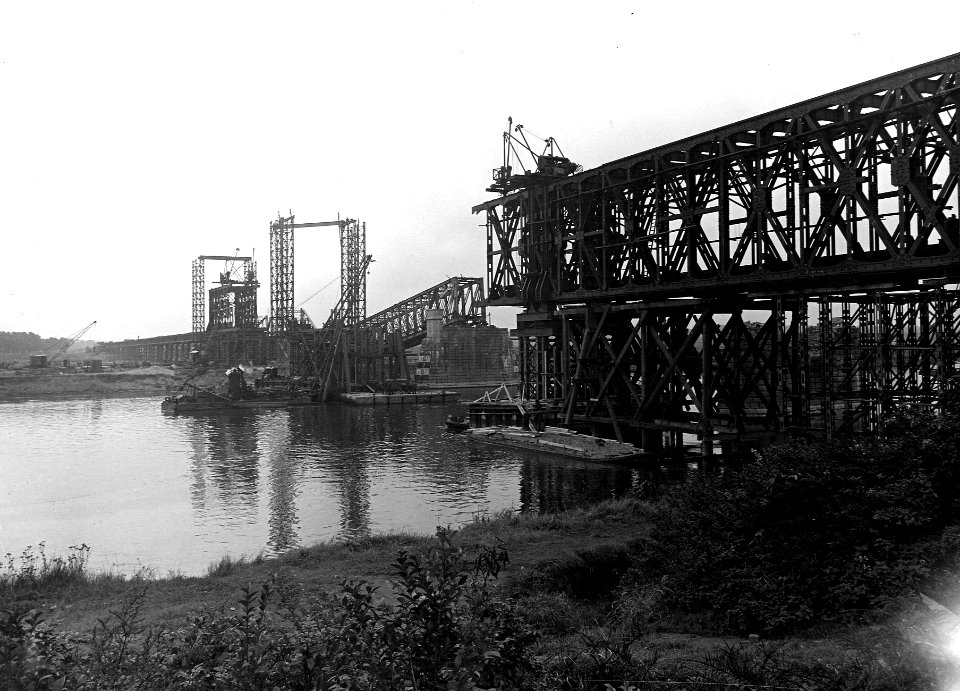 HUA-163518-Gezicht op de herstelwerkzaamheden aan de tijdens de oorlog vernielde spoorbrug over de IJssel te Deventer