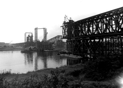 HUA-163518-Gezicht op de herstelwerkzaamheden aan de tijdens de oorlog vernielde spoorbrug over de IJssel te Deventer