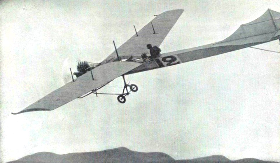 Hubert Latham, vainqueur de la croisière Nice-Cap-Ferrat-Nice en avril 1910 sur Antoinette VII, et RM de vitesse terrestre