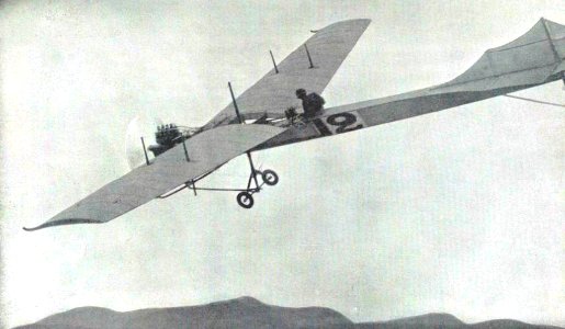 Hubert Latham, vainqueur de la croisière Nice-Cap-Ferrat-Nice en avril 1910 sur Antoinette VII, et RM de vitesse terrestre photo