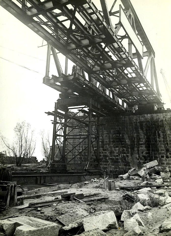 HUA-163523-Gezicht op de werkzaamheden ten behoeve van het herstel van de tijdens de oorlog vernielde spoorbrug over de Waal te Zaltbommel
