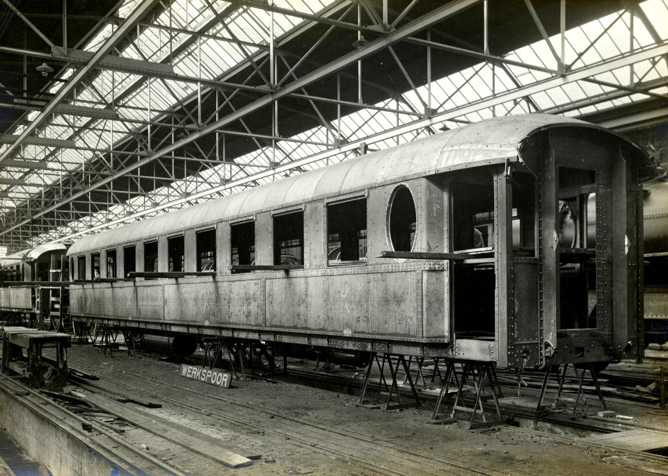 HUA-164574-Afbeelding van een in aanbouw zijnd rijtuig uit de serie C 7201-7206, bestemd voor de N.S., bij Werkspoor te Zuilen
