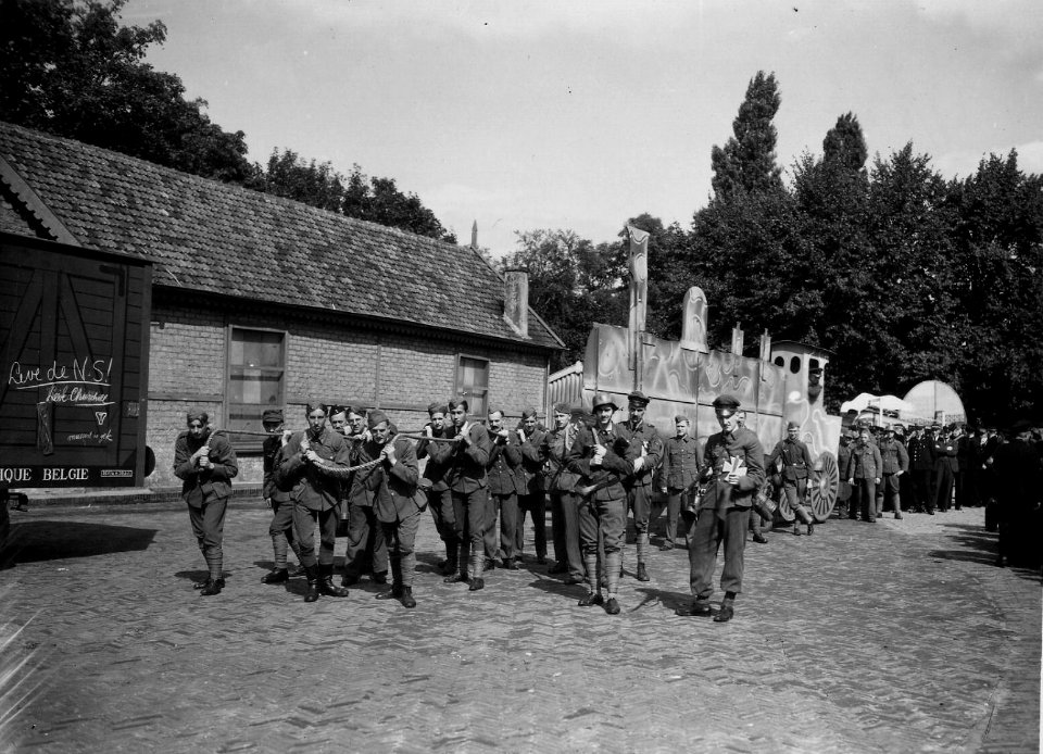 HUA-163562-Afbeelding van de bevrijdingsoptocht van de N.S. te Zeist