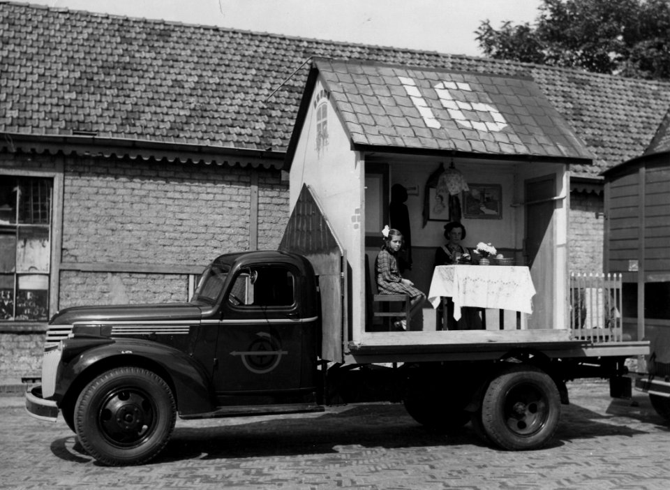 HUA-163567-Afbeelding van een tot praalwagen verbouwde vrachtauto van de A.T.O. - Van Gend & Loos tijdens de bevrijdingsoptocht van de N.S. te Zeist