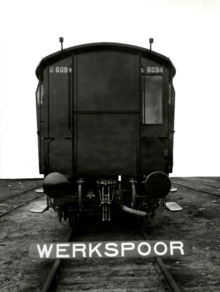HUA-164594-Afbeelding van een kopwand van het fabrieksnieuwe bagagerijtuig D 6094 serie D 6061 6100 bestemd voor de NS bij Werkspoor te Zuilen