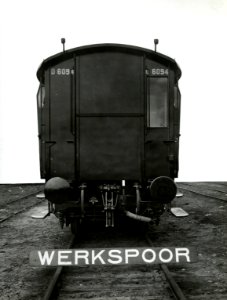HUA-164594-Afbeelding van een kopwand van het fabrieksnieuwe bagagerijtuig D 6094 serie D 6061 6100 bestemd voor de NS bij Werkspoor te Zuilen