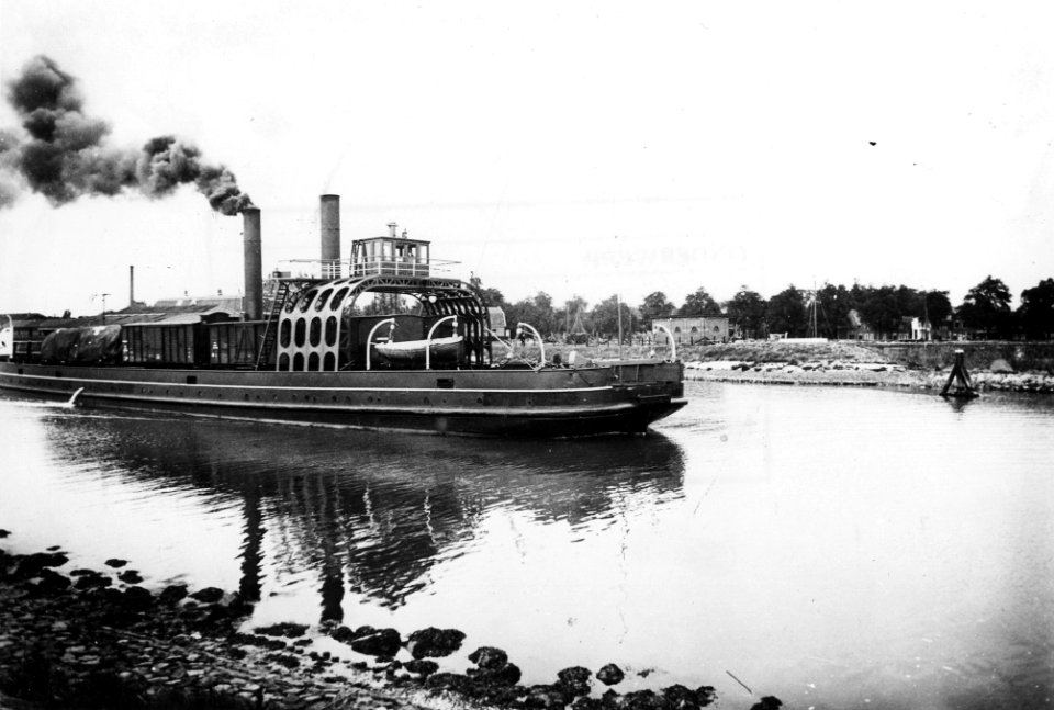HUA-165614-Afbeelding van de veerpont (spoorpont) Leeuwarden voor het overzetten van goederenwagens tussen Enkhuizen en Stavoren, bij het verlaten van de haven te Enkhuizen