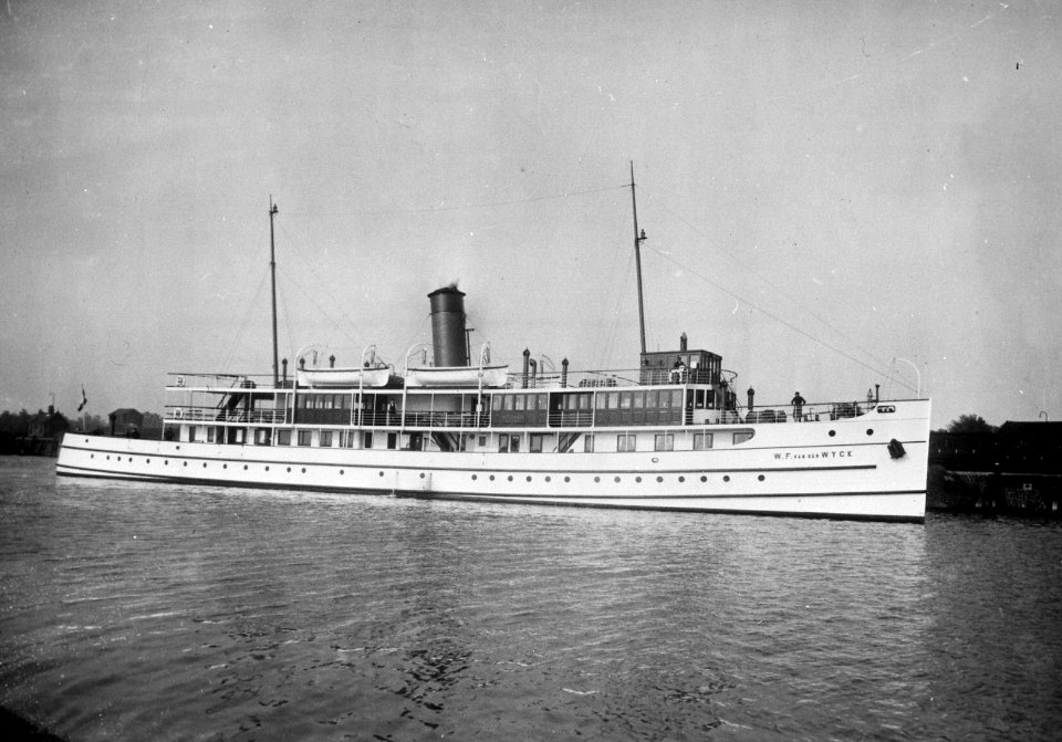 HUA-165631-Afbeelding van het motorschip WF van der Wyck van Rederij Koppe voor de bootdienst Enkhuizen Stavoren in de haven bij het NS station Enkhuizen te Enkh