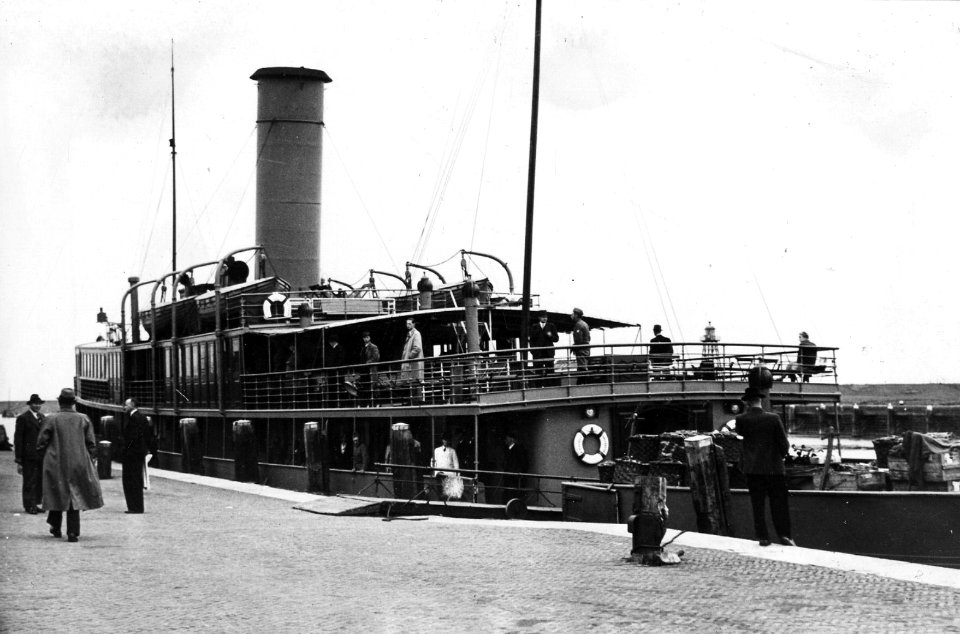 HUA-165635-Afbeelding van het stoomschip R van Hasselt van Rederij Koppe voor de bootdienst Enkhuizen Stavoren in de haven te Stavoren NB Het schip zou in verban