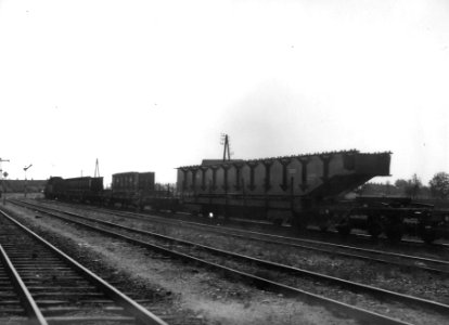 HUA-163635-Afbeelding van een trein met brugdelen op het emplacement te Helmond, mogelijk bestemd voor een spoorbrug bij Roermond, afkomstig van de Koninklijke Nederlandsche Machinefabriek v-h E.H. Begemann te Helmond