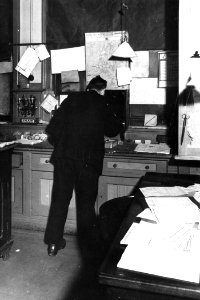 HUA-165652-Interieur van het N.S.-station Woerden te Woerden- plaatskaartenkantoor