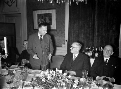 HUA-165733-Afbeelding van het afscheidsdiner van president-directeur ir. W. Hupkes (2e van rechts) van de Nederlandse Spoorwegen in Huize Molenaar (Korte Nieuwstraat 6) te Utrecht, tijdens een toespraak door ir