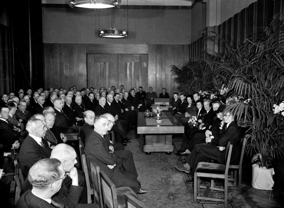 HUA-165737-Afbeelding van de aanwezigen bij het afscheid van president-directeur ir. W. Hupkes (links) van de Nederlandse Spoorwegen in het 3e Administratiegebouw van de N.S. (HGB III, Moreelsepark) te Utrecht