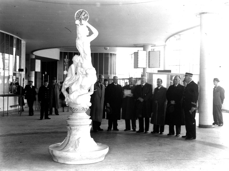 HUA-166009-Afbeelding van de overdracht van het door Charles Eijck vervaardigde beeld dat door de personeelsraad van de N.S. aan de directie werd aangeboden vanwege het 100-jarig jubileum van de spoorwegen in de