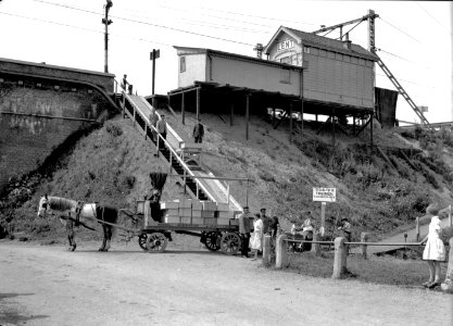 HUA-166028-Gezicht op het NS station Lent te Lent met trap en glijbaan voor het overladen van bagage en stukgoederen NB De halte Lent was gedurende de oorlogsjar
