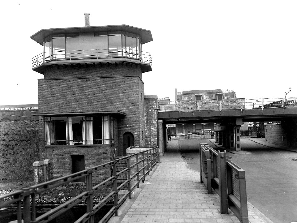 HUA-163678-Gezicht op het nieuwe spoorviaduct met seinhuis tussen het Kattenburg (Mariniersplein) en de Handelskade te Amsterdam. N.B. De afbeelding maakt deel uit van een serie foto's met betrekking tot de Spoo