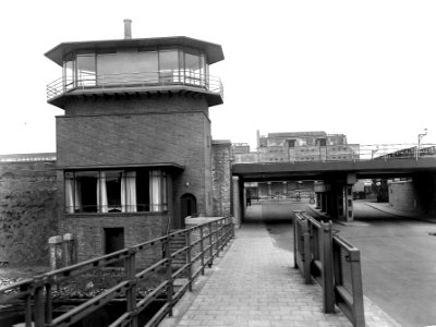 HUA-163678-Gezicht op het nieuwe spoorviaduct met seinhuis tussen het Kattenburg (Mariniersplein) en de Handelskade te Amsterdam. N.B. De afbeelding maakt deel uit van een serie foto's met betrekking tot de Spoo