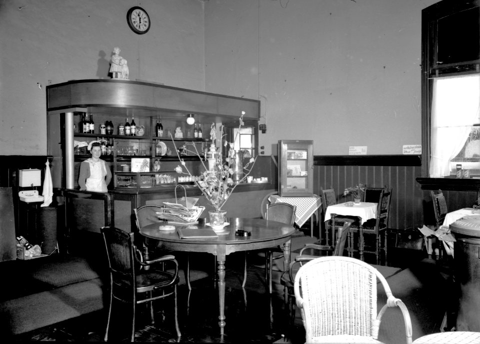 HUA-166080-Interieur van het N.S.-station Assen te Assen- wachtkamer 1e en 2e klasse