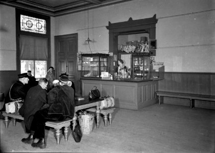 HUA-166084-Interieur van het N.S.-station Hoorn te Hoorn- wachtkamer 3e klasse