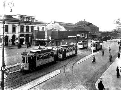 HUA-163698-Gezicht op een gedeelte van het Stationsplein te Utrecht, met enkele electrische trams van het G.E.T.U. en op de achtergrond een deel van het N.S.-station Utrecht C.S. met de rijwielstalling en de sne