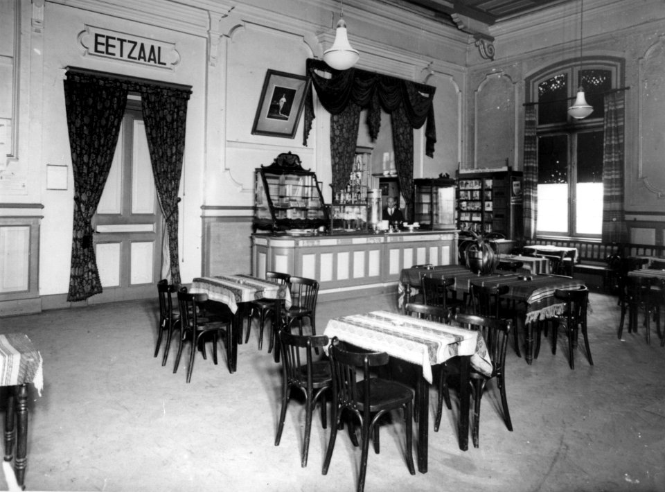HUA-166102-Interieur van het N.S.-station Gorinchem te Gorinchem- wachtkamer 2e klasse