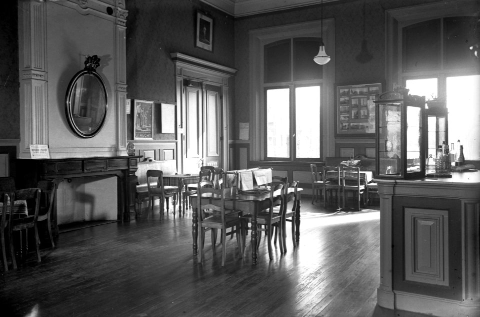 HUA-166240-Interieur van het N.S.-station Sneek te Sneek- wachtkamer 1e en 2e klasse