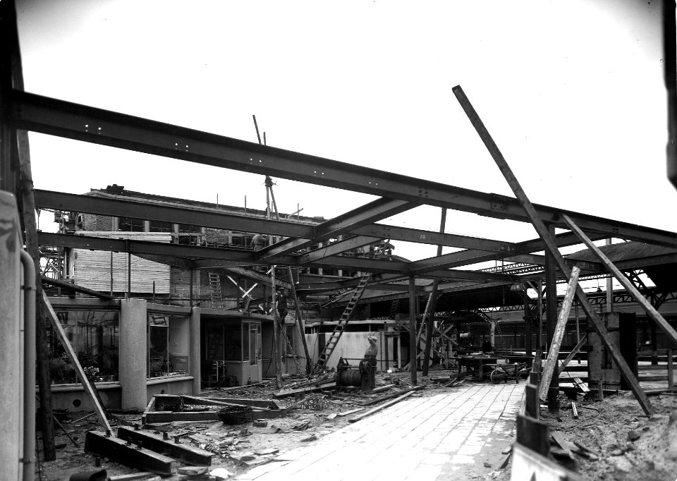 HUA-163726-Gezicht op de noordelijke uitgang van het NS station Utrecht CS te Utrecht tijdens herstel van de schade na de brand van 17 december 1938 NB De afbeel