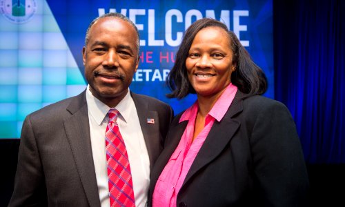HUD Family Welcomes Secretary Carson (33165646911)