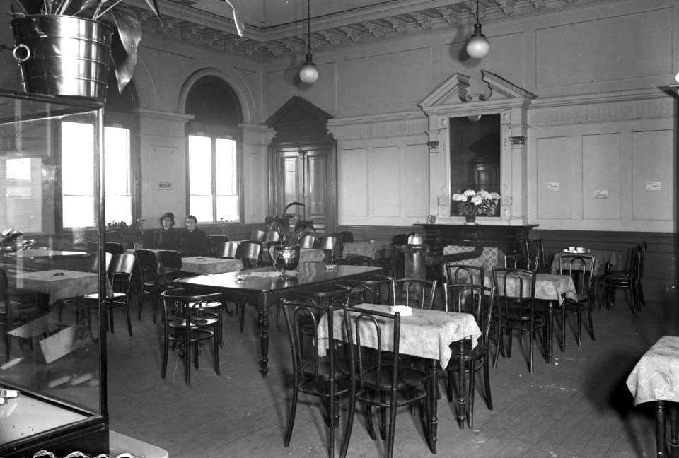 HUA-166252-Interieur van het N.S.-station Lage Zwaluwe te Zevenbergschenhoek- wachtkamer