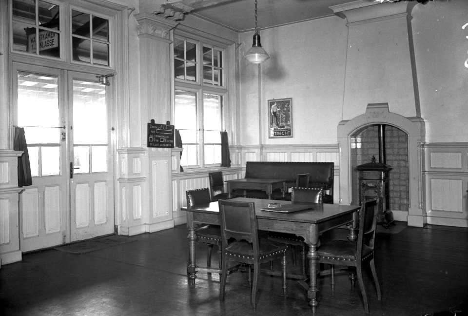 HUA-166256-Interieur van het NS station Nijkerk te Nijkerk wachtkamer 1e en 2e klasse