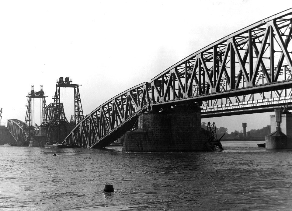 HUA-163772-Afbeelding van de herstelwerkzaamheden aan de tijdens de eerste dagen van de oorlog vernielde spoorbrug over de Waal te Zaltbommel