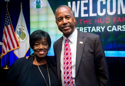 HUD Family Welcomes Secretary Carson (33293807995)