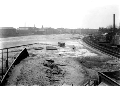 HUA-164216-Overzicht van de Spoorwegwerken Amsterdam Oost, vanuit het seinhuis Post VI bij het in aanbouw zijnde N.S.-station Amsterdam Muiderpoort, uit het noordoosten, met rechts de lage spoorbaan richting Wee