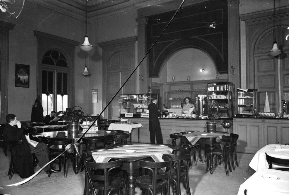 HUA-166268-Interieur van het N.S.-station Dordrecht te Dordrecht- wachtkamer 1e en 2e klasse