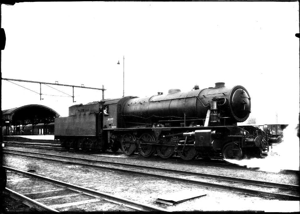 HUA-164232-Afbeelding van de stoomlocomotief nr. 4416 van de N.S. (serie 4300-4400-4500, Austerities, ex War Department nr. 77234) te Utrecht