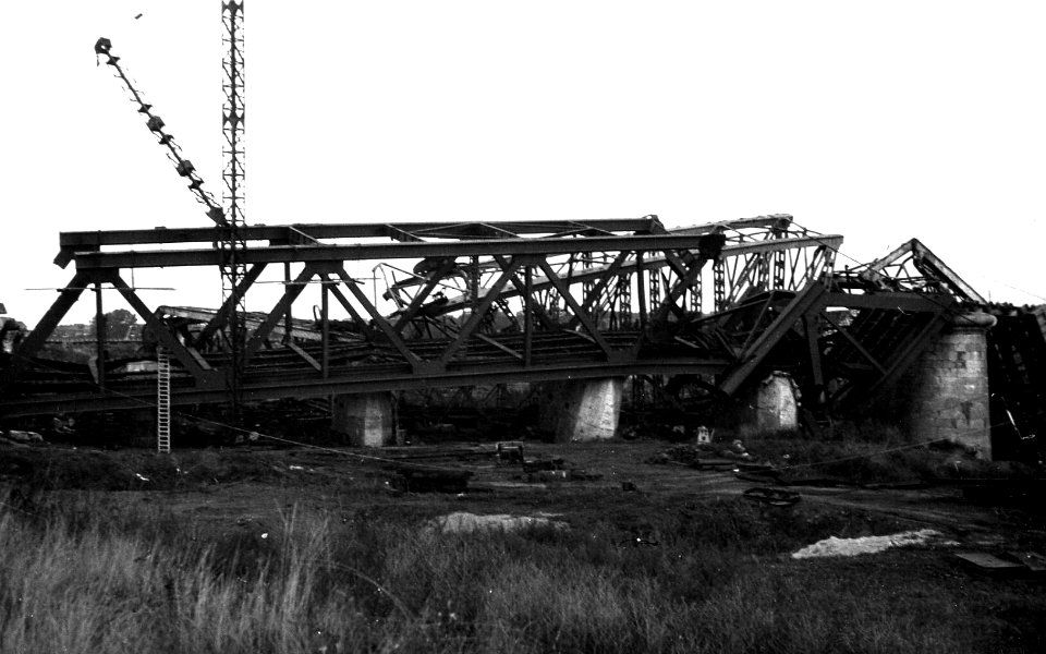 HUA-164243-Gezicht op de tijdens de oorlog vernielde spoorbrug over de Maas te Venlo