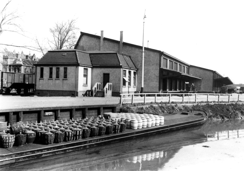 HUA-166322-Gezicht op de goederenloods van Van Gend & Loos - N.S. aan de Cruquiuskade te Amsterdam. N.B. De afbeelding maakt deel uit van een serie foto's met betrekking tot de Spoorwegwerken te Amsterdam