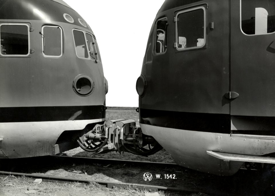 HUA-164439-Afbeelding van twee gekoppelde fabrieksnieuwe diesel-electrische treinstellen DE 3 (serie 11-50) van de N.S. op het terrein van Werkspoor te Zuilen