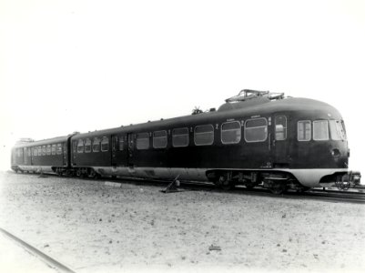 HUA-164485-Afbeelding van het fabrieksnieuwe electrische treinstel nr. 301 (mat. 1940) van de N.S