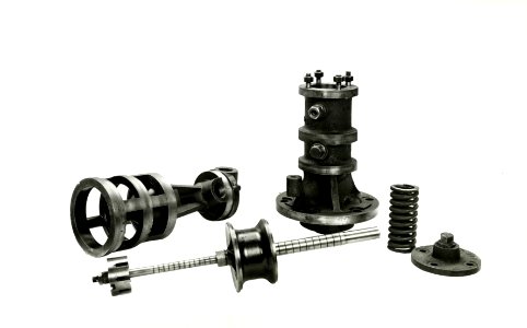 HUA-164556-Afbeelding van onderdelen van het hydraulische klepbewegingssysteem Meier Mattern, toegepast bij de stoomlocomotieven nrs. 1752 en 1777 (serie 1700-1800) van de N.S