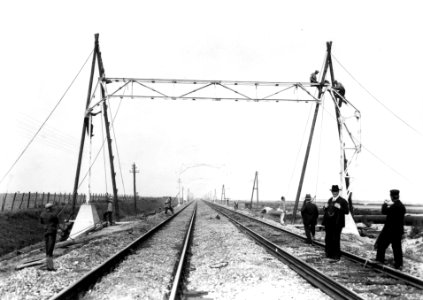 HUA-166414-Afbeelding van de werkzaamheden ten behoeve van de electrificatie van de spoorlijn Schiedam - Hoek van Holland