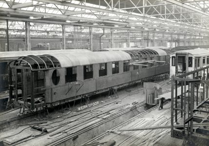 HUA-164572-Afbeelding van een in aanbouw zijnd rijtuig uit de serie C 7201-7206, bestemd voor de N.S., bij Werkspoor te Zuilen