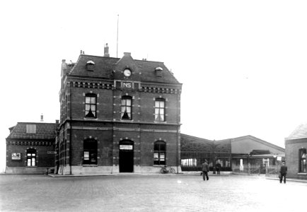 HUA-166651-Gezicht op het N.S.-station Enkhuizen te Enkhuizen