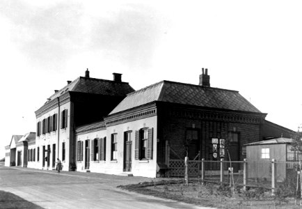 HUA-166659-Gezicht op het N.S.-station Stavoren te Stavoren