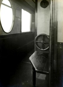 HUA-164584-Interieur van een rijtuig uit de serie C 7201 7206 van de NS bankje op de hoek van het balkon en de zijgang met handrem