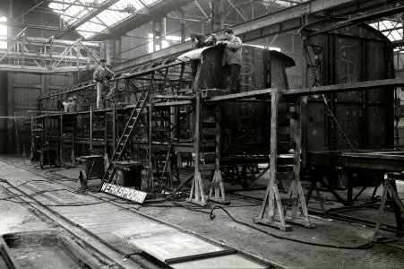 HUA-164588-Afbeelding van een in aanbouw zijnd bagagerijtuig uit de serie D 6061-6100, bestemd voor de N.S., bij Werkspoor te Zuilen