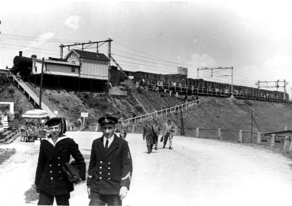 HUA-166670-Gezicht op het N.S.-station Lent te Lent, met overstappende reizigers voor de pont naar Nijmegen. N.B. De halte Lent was gedurende de oorlogsjaren 1940-1941 van belang als overstapstation voor de pont