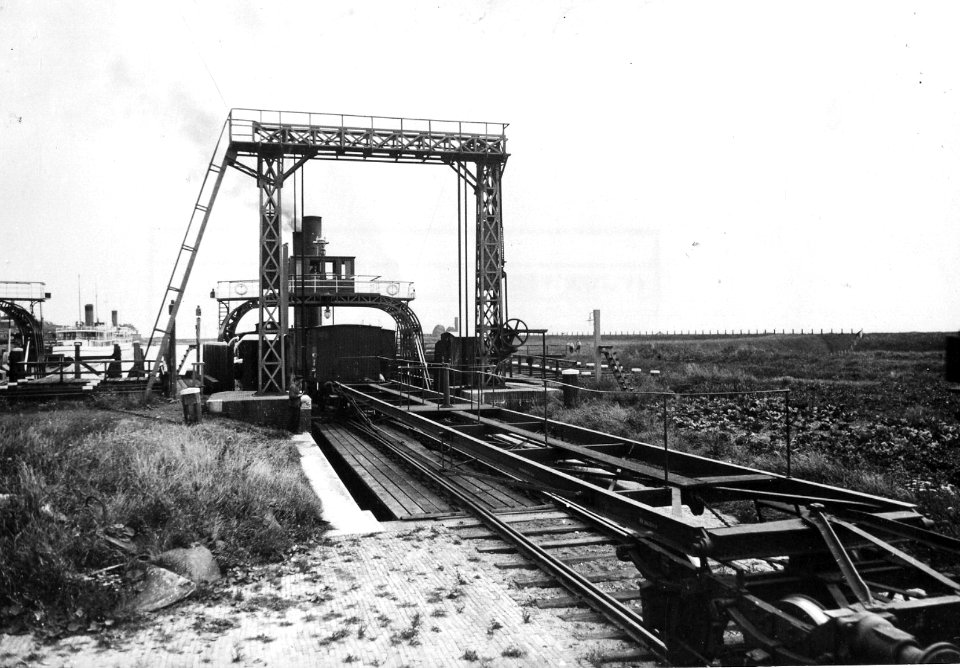 HUA-165612-Afbeelding van de veerpont (spoorpont) voor het overzetten van goederenwagens tussen Enkhuizen en Stavoren, bij de aanlegplaats te Enkhuizen
